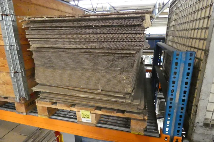 Konvolut Kartonagen Umfang: Palette mit Inhalt / Maße in cm ca. 120 x 80